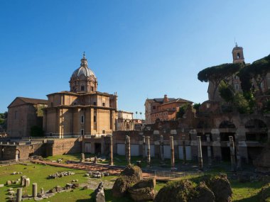 Roma, İtalya 'daki Roma Forum' unda bir yaz gününde antik kalıntılar. İmparator Septimius Severus 'un kemeri ve kilise Santi Luca ve Martina imparatorluk forumunda..