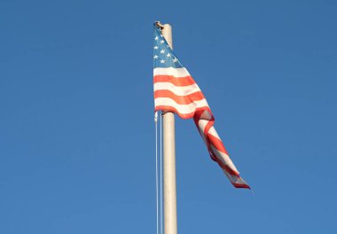 Amerikan bayrağı - yıldız ve çizgiler bulutlu mavi gökyüzünde dalgalanıyor