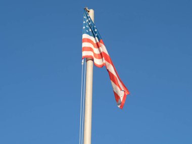 Amerikan bayrağı - yıldız ve çizgiler bulutlu mavi gökyüzünde dalgalanıyor