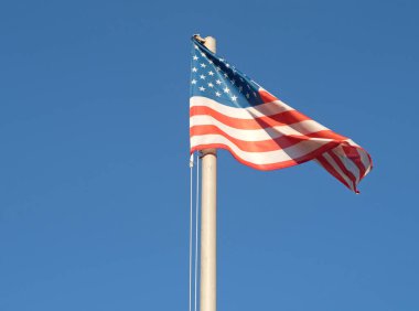Amerikan bayrağı - yıldız ve çizgiler bulutlu mavi gökyüzünde dalgalanıyor