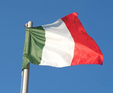 İtalya bayrağı rüzgarda dalgalanıyor