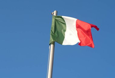 İtalya bayrağı rüzgarda dalgalanıyor