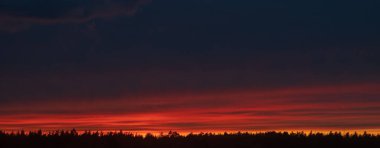 Gün batımında bulutlu renkli dramatik gökyüzü