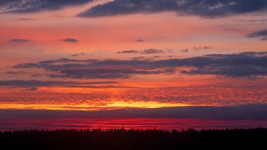 Gün batımında bulutlu renkli dramatik gökyüzü