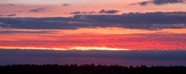 Gün batımında bulutlu renkli dramatik gökyüzü