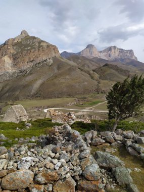 Ölüler şehri. 10-17 asırlık antik mezarlıklar. Verkhny Chegem, Kabardino-Balkaria, Rusya