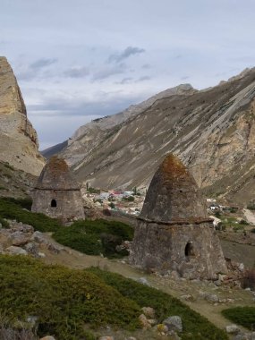 Ölüler şehri. 10-17 asırlık antik mezarlıklar. Verkhny Chegem, Kabardino-Balkaria, Rusya