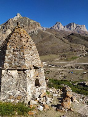 Ölüler şehri. 10-17 asırlık antik mezarlıklar. Verkhny Chegem, Kabardino-Balkaria, Rusya