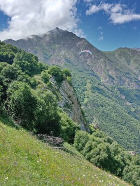 Paraşütle atlayan uçuşlar. Kimya vadisi. Kafkas dağları. Kabardino Balkaria. Rusya