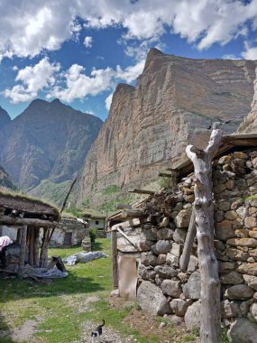 Vadideki eski bir dağ köyü. Kabardino-Balkaria. Rusya