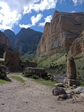 Vadideki eski bir dağ köyü. Kabardino-Balkaria. Rusya
