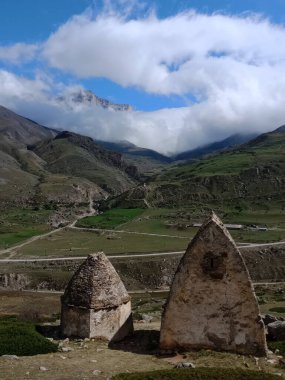 Ölüler şehri. 10-17 asırlık antik mezarlıklar. Verkhny Chegem, Kabardino-Balkaria, Rusya
