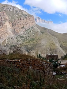 Vadideki eski bir dağ köyü. Kabardino-Balkaria. Rusya