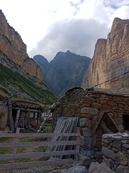 Vadideki eski bir dağ köyü. Kabardino-Balkaria. Rusya