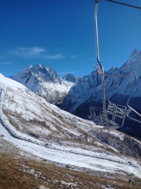 Dağlardaki teleferik.