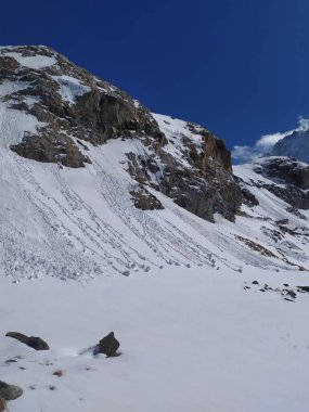 Vadide kar yayı var. Elbrus bölgesi. Kafkaslar.