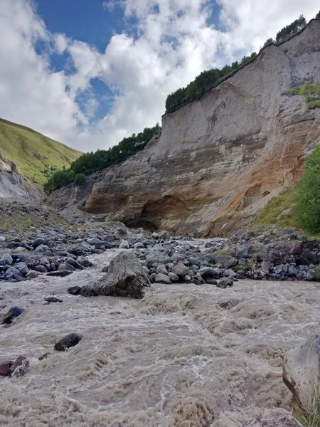 Fronteira Natural Dzhily Água Mineral Nas Montanhas — Fotografia de Stock