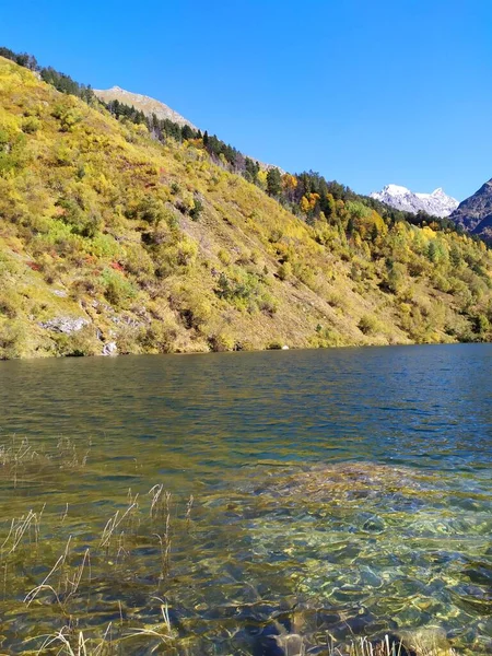 Schöner See Den Herbstlichen Bergen — Stockfoto