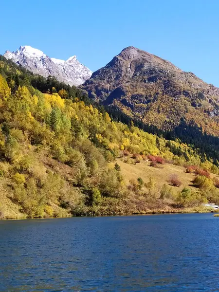 Schöner See Den Herbstlichen Bergen — Stockfoto