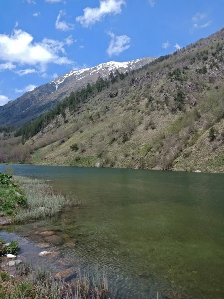 高山上美丽的湖水 — 图库照片