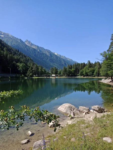 山の中の美しい湖 — ストック写真