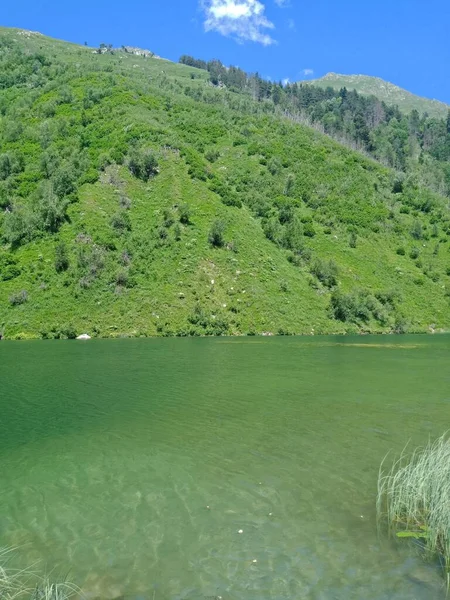 Belo Lago Nas Montanhas — Fotografia de Stock