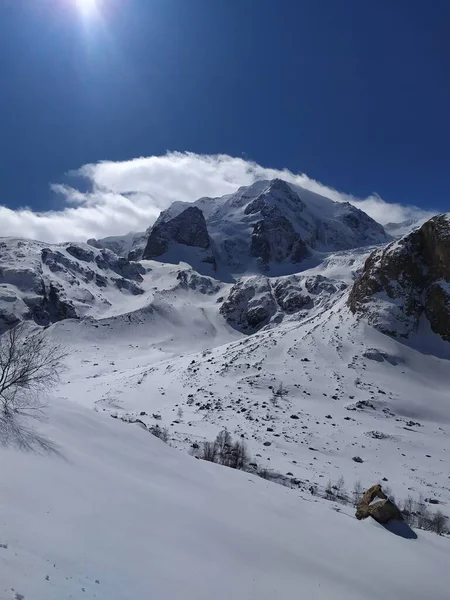 Salju Muncul Ngarai Elbrus Wilayah Kaukasus — Stok Foto