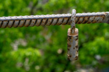 Pas lekeli gri renkli eski asma kilit. Yeşil arkaplanda eski asma kilit