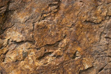 Granit kaya yüzeyi. Kırık kahverengi doğal granit..