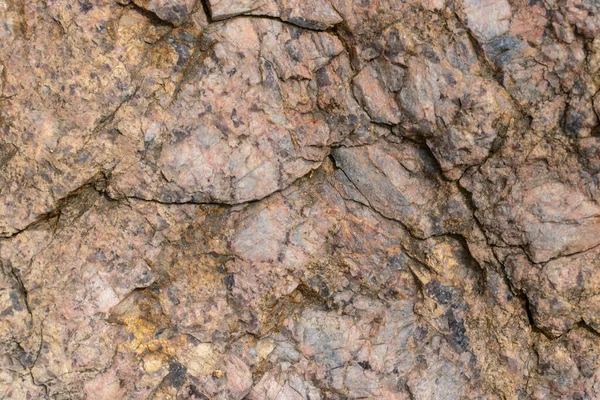 花崗岩の表面 ヒビのある褐色の花崗岩 — ストック写真