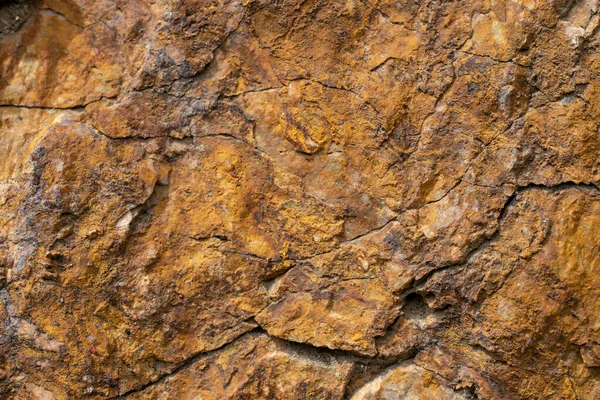 花崗岩の表面 ヒビのある褐色の花崗岩 — ストック写真