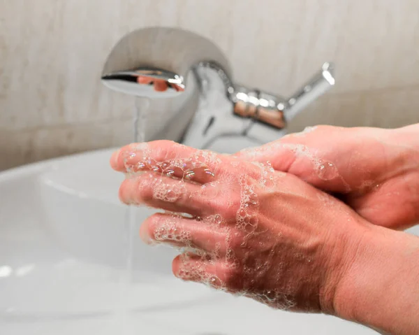 Homem Lavando Mãos Com Água Sabão Banheiro Fotos De Bancos De Imagens