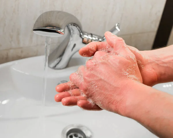 Homem Lavando Mãos Com Água Sabão Banheiro Imagens De Bancos De Imagens Sem Royalties