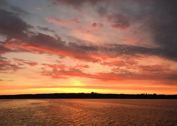 波兰湖畔令人印象深刻的五彩缤纷的落日 Smardzewice的Zalew Sulejowski — 图库照片