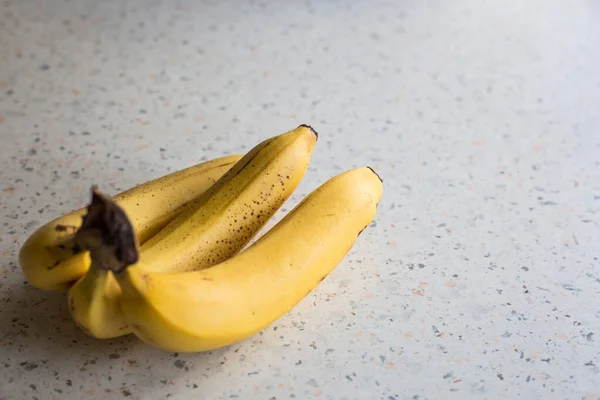 Racimo Plátanos Amarillos Maduros Sobre Fondo Claro — Foto de Stock