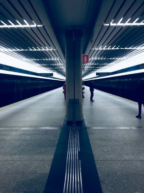 Terk edilmiş yeraltı platformu. Varşova, Polonya 'daki metro istasyonu. Platformda çok az insan toplu taşıma araçlarını kullanmaktan kaçınıyor. İzolasyon. Yangın söndürücü işareti.