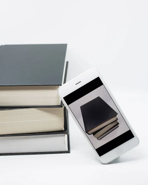 Traditioneel Boek Ebook Witte Mobiele Telefoon Met Fotoboeken Tentoongesteld Basis — Stockfoto