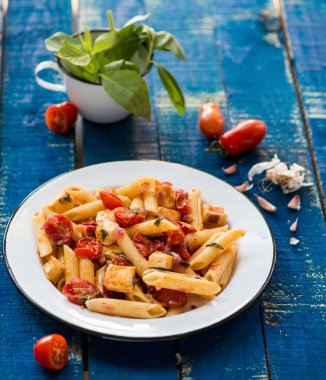 Renkli penne makarna domates ve fesleğen ile