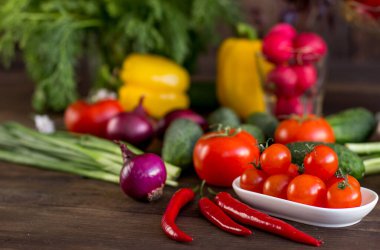 Masadaki farklı sebzelerin karışımı.