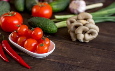 Masadaki farklı sebzelerin karışımı.