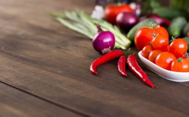 Masadaki farklı sebzelerin karışımı.