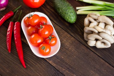 Masadaki farklı sebzelerin karışımı.