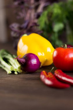 Masadaki farklı sebzelerin karışımı.
