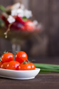 Masadaki farklı sebzelerin karışımı.