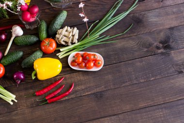 Masadaki farklı sebzelerin karışımı.