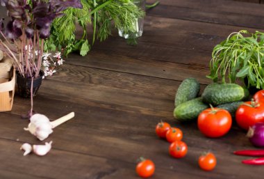 Masadaki farklı sebzelerin karışımı.