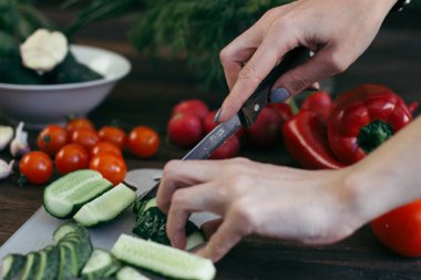 Masadaki farklı sebzelerin karışımı.