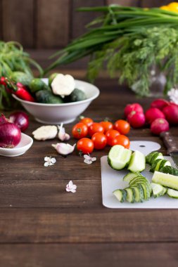 Masadaki farklı sebzelerin karışımı.