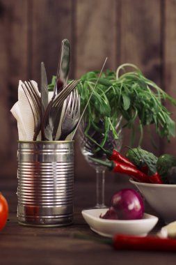 Masadaki farklı sebzelerin karışımı.