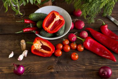 Masadaki farklı sebzelerin karışımı.